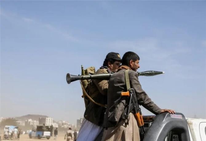الحوثيون يعلنون تنفيذ 4 عمليات عسكرية بالبحرين الأحمر والمتوسط