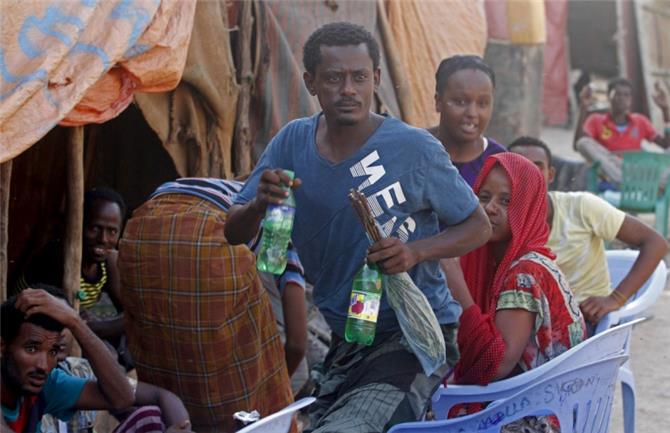 غرق قارب لمهاجرين أفارقة قبالة اليمن يتسبب في فقدان العشرات