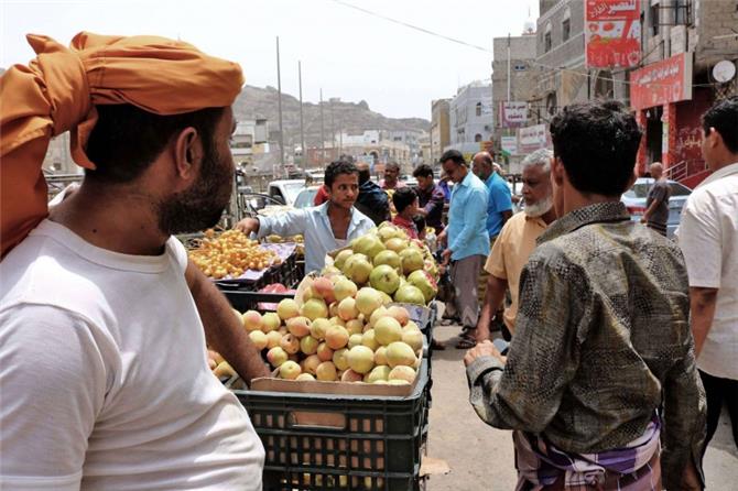 المعضلة الاقتصادية تبتعد بالحكومة اليمنية عن تنفيذ وعود تحسين الأوضاع الاجتماعية